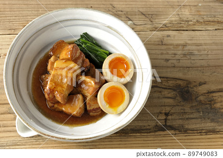 A bird's-eye view of boiled pork in a pot, soft-boiled egg and spinach A bird's-eye view of boiled pork in a pot, soft-boiled egg and spinach 89749083