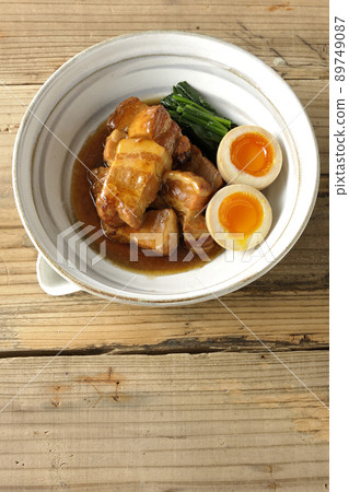 A bird's-eye view of boiled pork in a pot, soft-boiled egg and spinach A bird's-eye view of boiled pork in a pot, soft-boiled egg and spinach 89749087