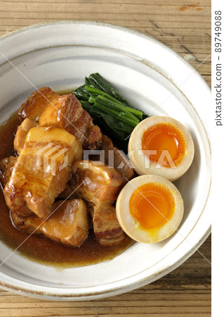 A bird's-eye view of boiled pork in a pot, soft-boiled egg and spinach A bird's-eye view of boiled pork in a pot, soft-boiled egg and spinach 89749088
