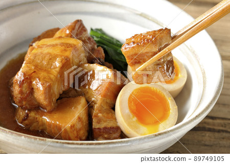 在鍋裡吃水煮蛋、菠菜和燉豬肉 89749105
