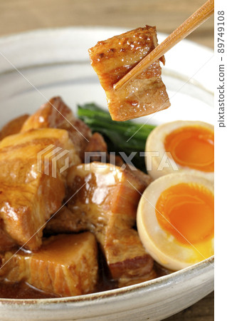 Eat soft-boiled eggs, spinach and pork stew in a pot Eat soft-boiled eggs, spinach and pork stew in a pot 89749108