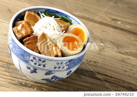 Kakuni 豬肉配煮雞蛋、菠菜和白洋蔥 89749210
