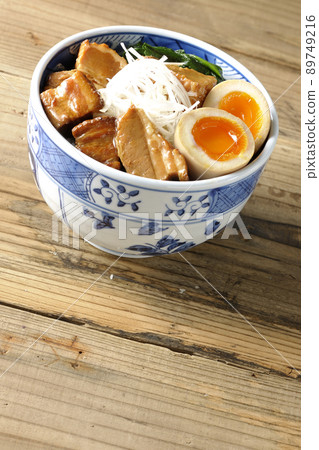 Kakuni bowl of pork with soft-boiled egg, spinach and white onion 89749216