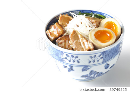 A picture of a pork kakuni bowl with a soft-boiled egg, spinach and white onions on a white background 89749325