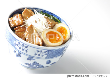 一張豬肉 kakuni 碗的照片，上面有一個煮熟的雞蛋、菠菜和白洋蔥，背景是白色 89749327