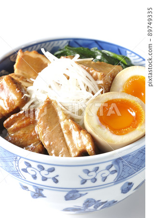 一張豬肉 kakuni 碗的照片，上面有一個煮熟的雞蛋、菠菜和白洋蔥，背景是白色 89749335