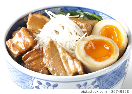 一張豬肉 kakuni 碗的照片,上面有一個煮熟的雞蛋、菠菜和白洋蔥,背景是白色 一張豬肉 kakuni 碗的照片,上面有一個煮熟的雞蛋、菠菜和白洋蔥,背景是白色 89749338