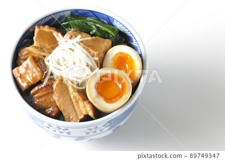 一個豬肉 kakuni 碗的鳥瞰圖,上面有一個水煮蛋、菠菜和白洋蔥在白色背景上。 一個豬肉 kakuni 碗的鳥瞰圖,上面有一個水煮蛋、菠菜和白洋蔥在白色背景上。 89749347