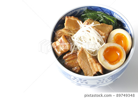 一個豬肉 kakuni 碗的鳥瞰圖,上面有一個水煮蛋、菠菜和白洋蔥在白色背景上。 一個豬肉 kakuni 碗的鳥瞰圖,上面有一個水煮蛋、菠菜和白洋蔥在白色背景上。 89749348