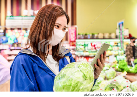 家庭主婦在超市買菜 89750269