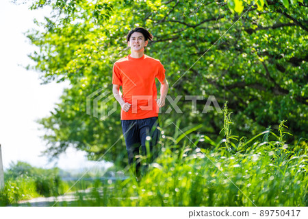 年輕男子跑步運動形象 89750417