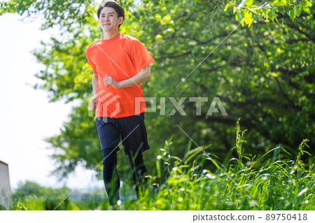 年輕男子跑步運動形象 89750418