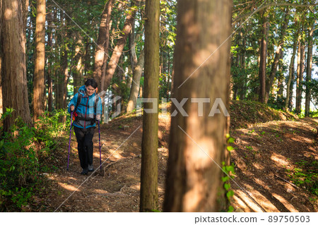 Sports image of a young man climbing a mountain 89750503