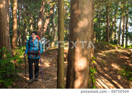 Sports image of a young man climbing a mountain 89750504
