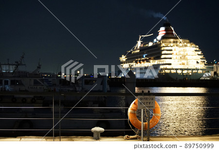 Night view of Yokohama Port 89750999