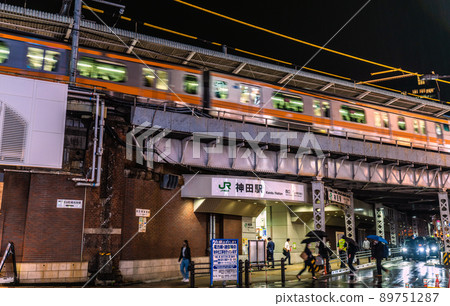 日本東京市容BA.4和BA.5首次在國內隔離中確認。俯瞰多雨的神田車站廣場、酒吧區等 = 12th 日本東京市容BA.4和BA.5首次在國內隔離中確認。俯瞰多雨的神田車站廣場、酒吧區等 = 12th 89751287