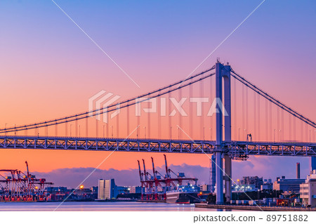 [Tokyo cityscape] Rainbow bridge before sunrise as seen from Takeshiba Pier 89751882