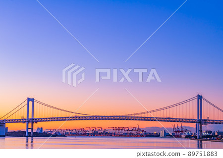 [Tokyo cityscape] Rainbow bridge before sunrise as seen from Takeshiba Pier 89751883