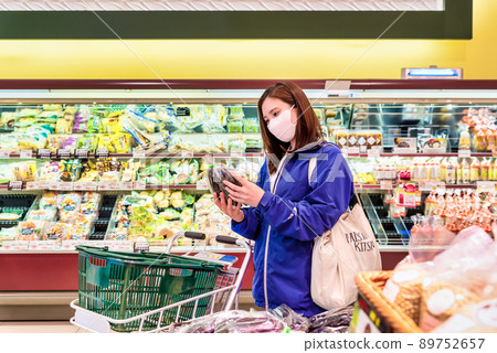 茄子,在超市買菜的家庭主婦 茄子,在超市買菜的家庭主婦 89752657