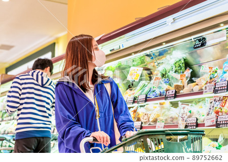 家庭主婦在超市買菜 89752662