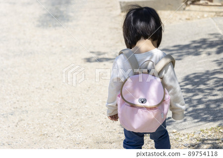 樹蔭下鬱悶的寶寶(1歲10個月,女孩,日本人) 樹蔭下鬱悶的寶寶(1歲10個月,女孩,日本人) 89754118