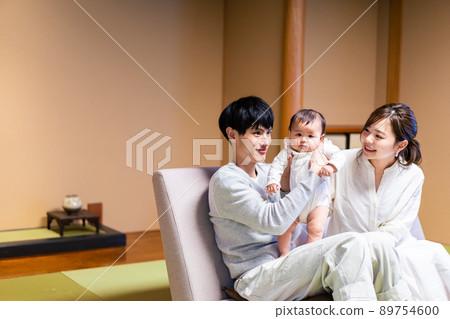 一個年輕的家庭帶著嬰兒享受溫泉之旅 89754600