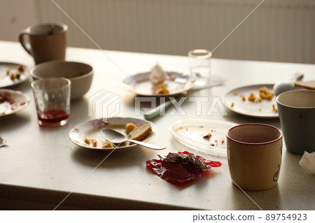 Empty dirty plates with spoons and forks on the table after meal. Banquet ending concept. Unwashed dishes Empty dirty plates with spoons and forks on the table after meal. Banquet ending concept. Unwashed dishes 89754923