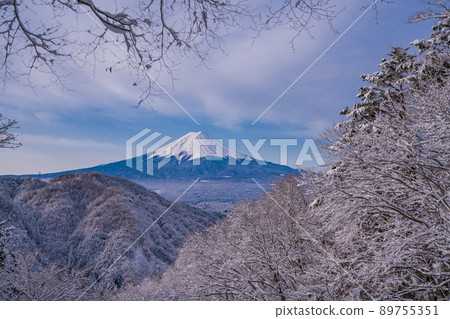 (山梨縣)日本的冬季風景·降雪後從禦坂路看到的富士山 (山梨縣)日本的冬季風景·降雪後從禦坂路看到的富士山 89755351