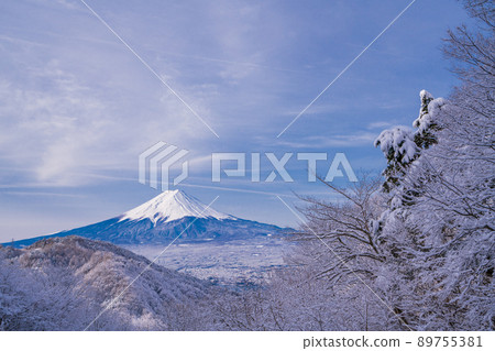 (Yamanashi Prefecture) Winter scenery in Japan ・ Mt. Fuji seen from Misaka Road after snowfall 89755381