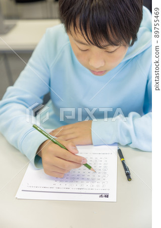Boy studying for entrance exams 89755469