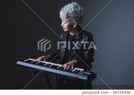 彈鍵盤的灰髮女人 彈鍵盤的灰髮女人 89756406