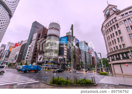 日本東京都市風景 看清晨在銀座四丁目十字路口行駛的垃圾車=5月13日 89756792
