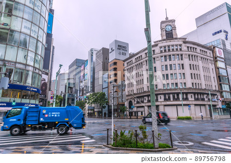 日本東京都市風景 看清晨在銀座四丁目十字路口行駛的垃圾車=5月13日 89756798