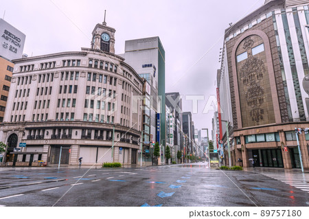 日本東京城市景觀清晨銀座四丁目十字路口= 5月13日 日本東京城市景觀清晨銀座四丁目十字路口= 5月13日 89757180