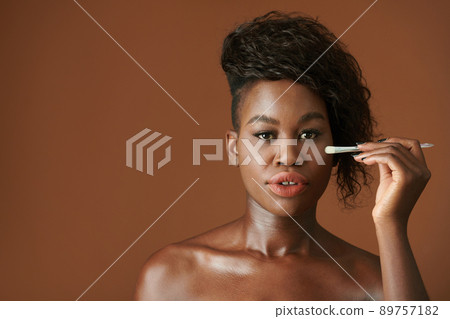 Black Woman Applying Highlighter Black Woman Applying Highlighter 89757182