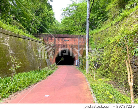 東京郊區的人行道和隧道。多摩地區的風景。 東京郊區的人行道和隧道。多摩地區的風景。 89757229