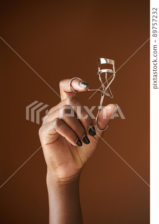 Hand with Lash Curler Hand with Lash Curler 89757232