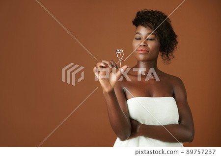 Woman Holding Lash Curler Woman Holding Lash Curler 89757237