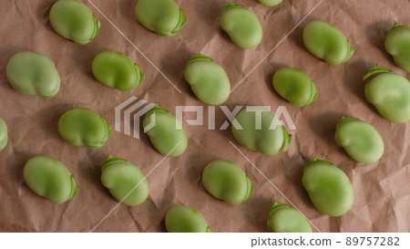 Broad beans, whose black claws (ohaguro) are green, are beans harvested when they were young and are soft and fresh. Broad beans, whose black claws (ohaguro) are green, are beans harvested when they were young and are soft and fresh. 89757282