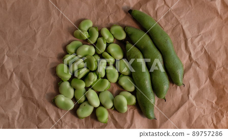 Broad beans, whose black claws (ohaguro) are green, are beans harvested when they were young and are soft and fresh. Broad beans, whose black claws (ohaguro) are green, are beans harvested when they were young and are soft and fresh. 89757286