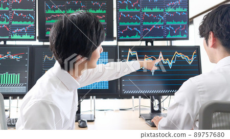 指向多台顯示器屏幕的商務人士的後視圖 Trader 圖像 指向多台顯示器屏幕的商務人士的後視圖 Trader 圖像 89757680