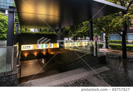 Tokyo cityscape of Japan Early morning, overlooking Otemachi station (doorway) next to the Tokyo Sankei Building in Otemachi Tokyo cityscape of Japan Early morning, overlooking Otemachi station (doorway) next to the Tokyo Sankei Building in Otemachi 89757827