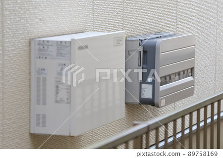 Household storage battery equipment and power conditioner installed on the wall of a house Household storage battery equipment and power conditioner installed on the wall of a house 89758169