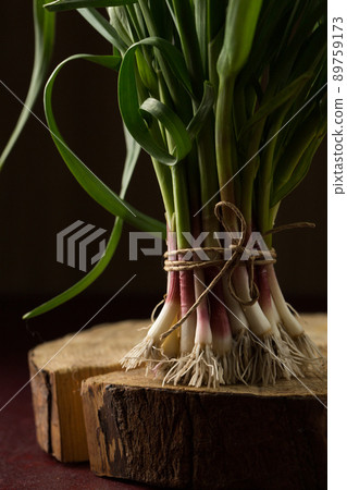 Fresh juicy garlic on a wooden board Fresh juicy garlic on a wooden board 89759173