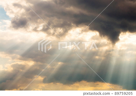 Beautiful sunbeams shine through the clouds 89759205