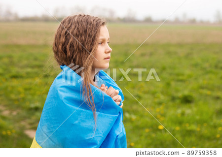 Little Ukrainian girl prays for Ukraine 89759358