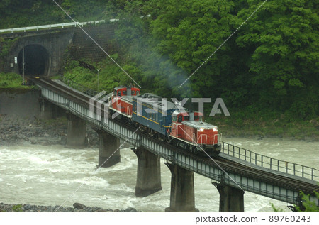 大糸線根知小瀧 JR West DD16-304 + Maya 34-2005 + DE10-1598 89760243