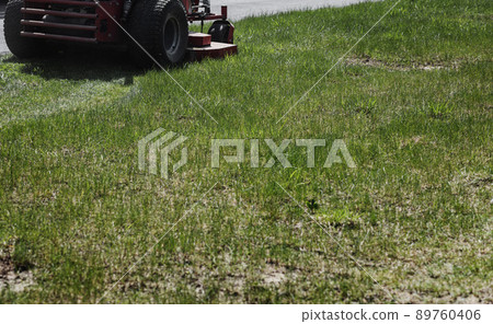 Ride-on lawnmower 89760406