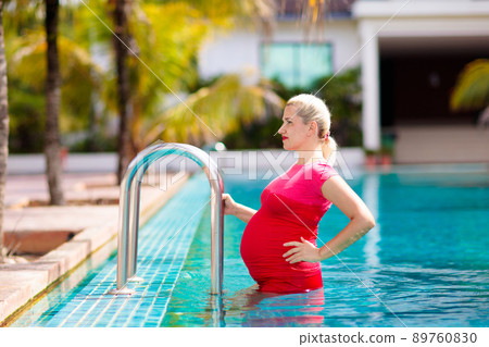 Pregnant woman in swimming pool. Healthy pregnancy Pregnant woman in swimming pool. Healthy pregnancy 89760830