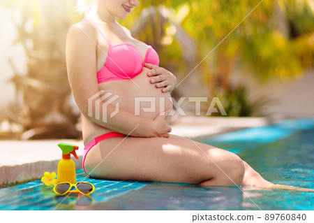 Pregnant woman in swimming pool. Healthy pregnancy 89760840
